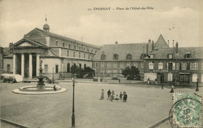 L' église Saint-Martin à gauche et à droite l'ancienne Mairie